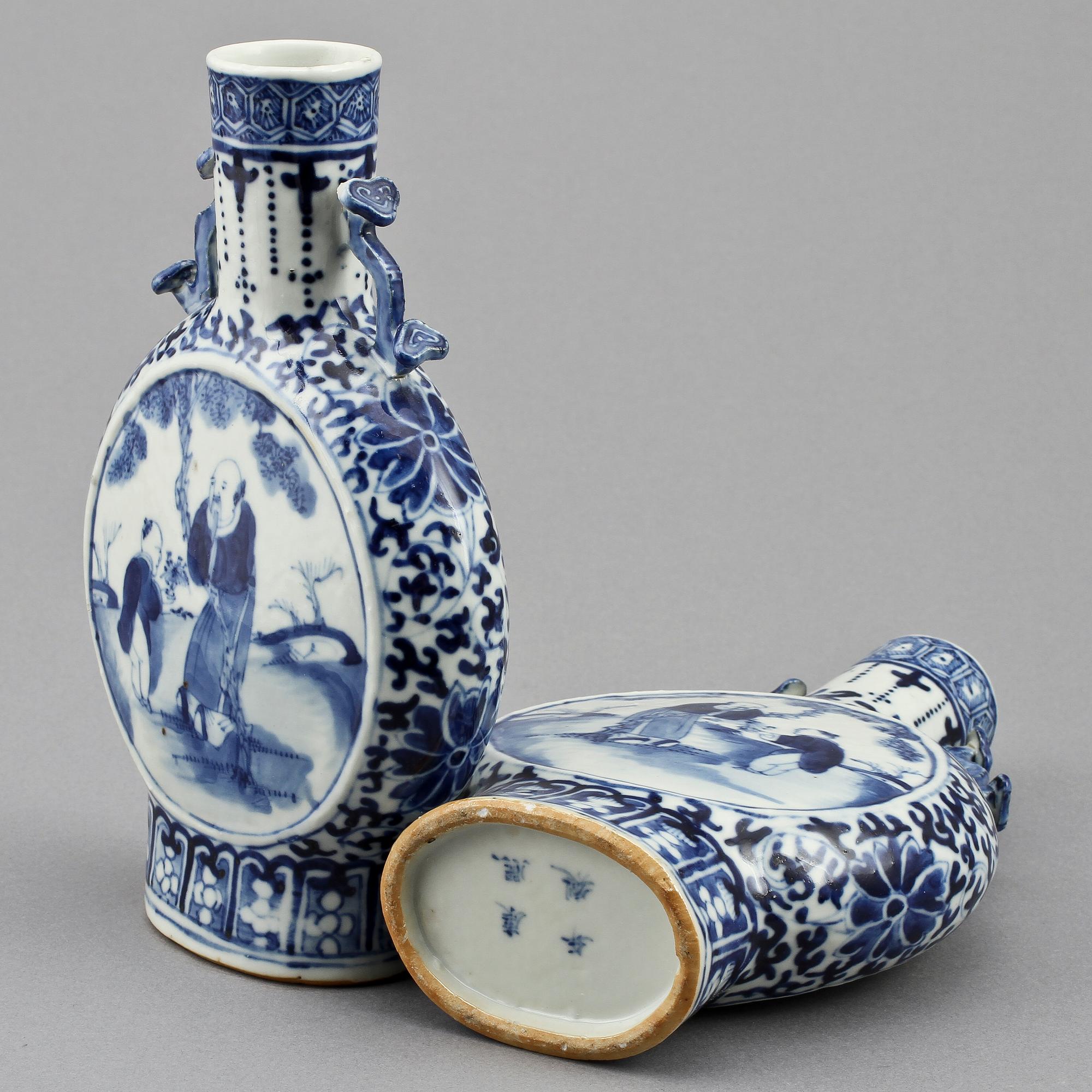 PILGRIMSKRUS, ett par, porslin, Kina, 1800-tal.