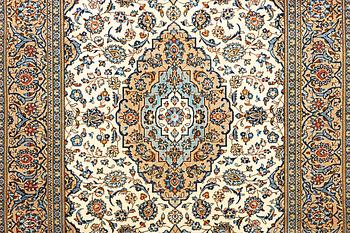 A Kashan carpet, a. 306 x 197 cm.