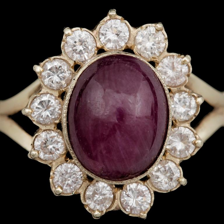 RING, guld 14k med cabochonslipad rubin, 4,5 ct samt 13 briljantslipade diamanter, tot ca 1,04 ct. 1900-tal Vikt ca 6 g.