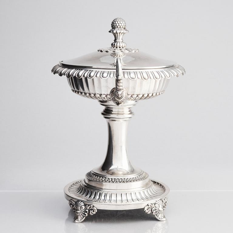 A Swedish Empire silver sugar bowl with lid, mark of Adolf Zethelius Stockholm 1833.