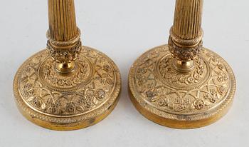 LJUSSTAKAR, 1 par, förgylld brons, senempire, 1800-talets första hälft.