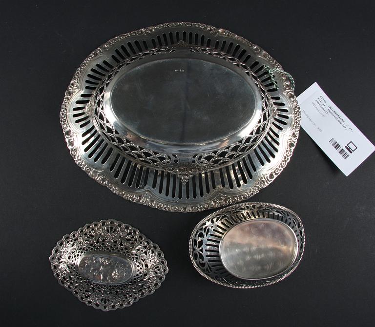 GALLERSKÅLAR, 3 st, silver. Importstämplar, rokokostil.