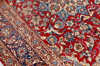 A signed Kashan carpet, ca 313 x 195 cm.
