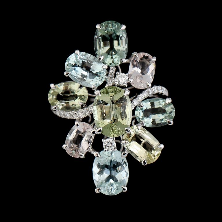 COCKTAILRING, 18K vitguld, diamanter tot ca 0.29 ct, akvamariner tot ca 8.40 ct.