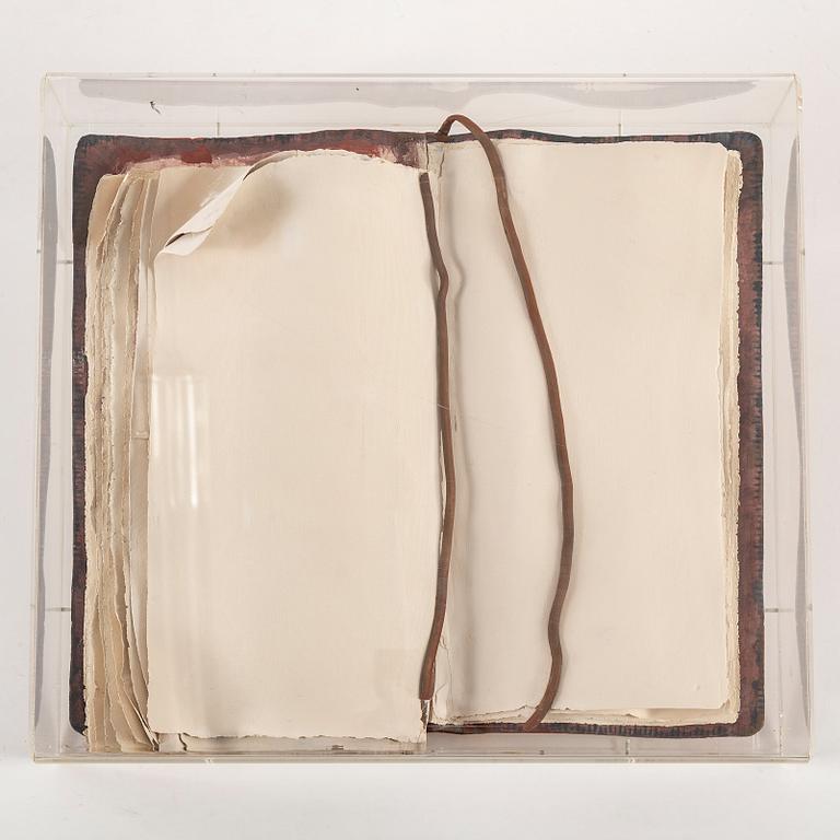 ANNIKA MASOLLE, Skulptur, lergods i plexilåda, signerad i plexilådan och daterad -90.