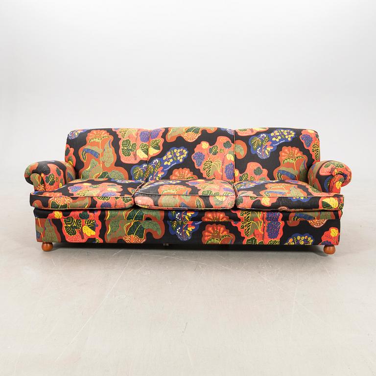 Josef Frank soffa modellnr 703 för Firma Svenskt Tenn efter 1985.