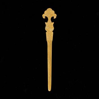 A gold 'turquoise' inlayed hairpin, Song/Ming dynasty.