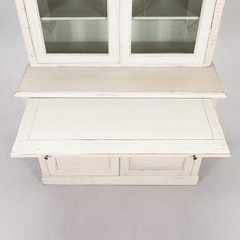 Vitrinskåp, sekelskiftet 1900.