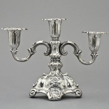 KANDELABER samt LJUSSTAKAR, ett par, CGH samt GAB, Stockholm, 1939 samt 1964. Tot vikt 785 g.