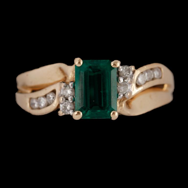RING, 14k guld med en smaragd, 1.0 ct enligt gravyr samt 10 små briljantslipade diamanter, 2000-tal. Vikt 4 g.