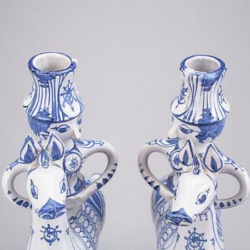 LJUSSTAKAR, ett par, fajans. Björn Wiinblad, Danmark 1989.