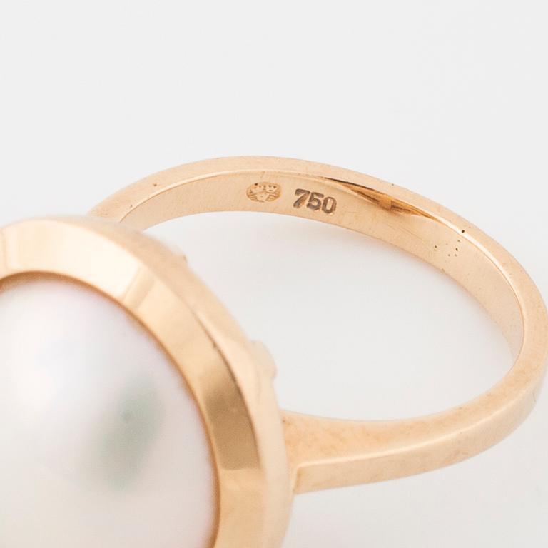 A mabé pearl ring.