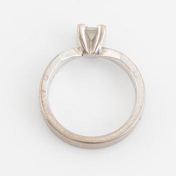 Ring, Schalins, vitguld med prinsesslipad diamant.