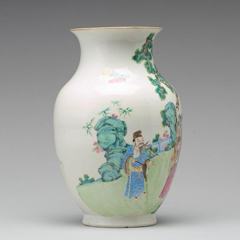 A famille rose vase, Qing dynasty, 19th century.