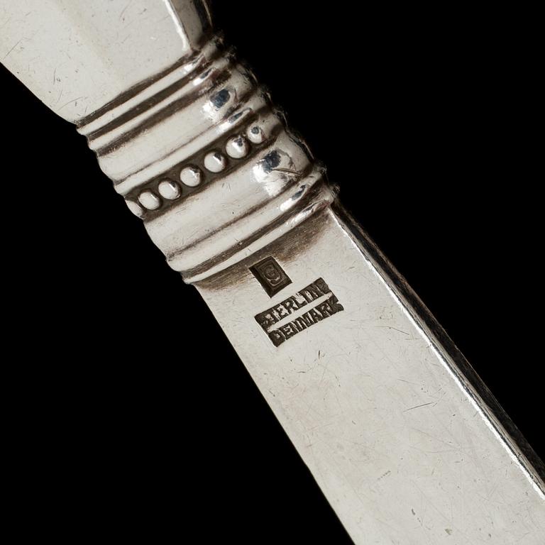 OSTHYVEL "Konge", och SMÖRKNIV, "Dronning", sterlingsilver, Georg Jensen, Danmark. Tot vikt c:a 105 g.