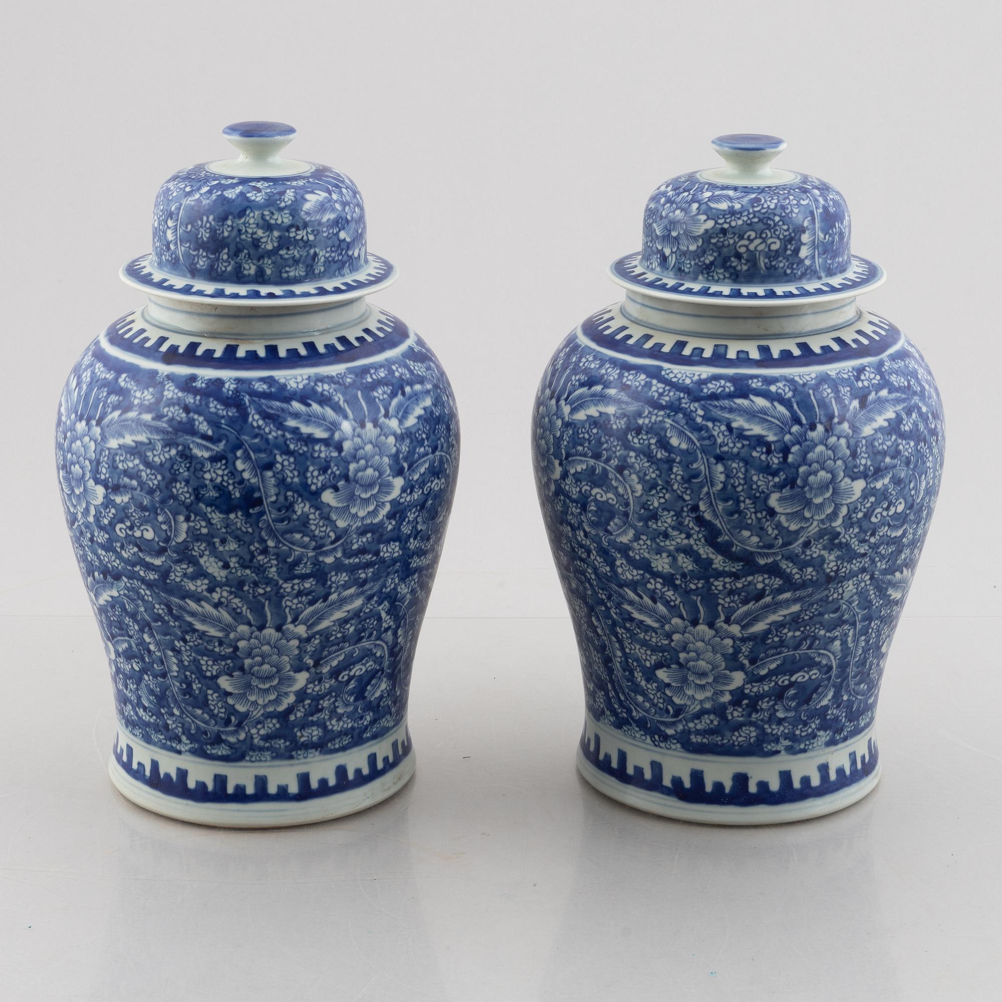 Urnor med lock, ett par, porslin. Qingdynastin, med Kangxis märke.