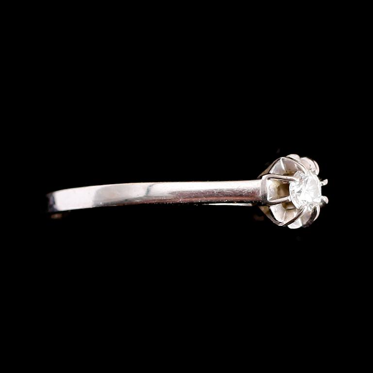 RING, 18 k vitguld, solitär briljantslipad diamant 0.10 ct enl gravyr, svenska stämplar 1981.