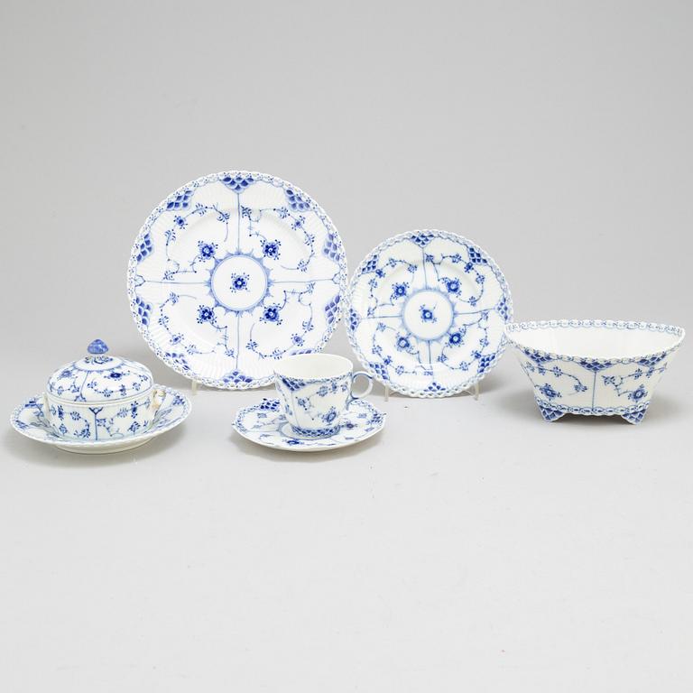 A 'Musselmalet' part coffee service, Royal Copenhagen (16 pieces).