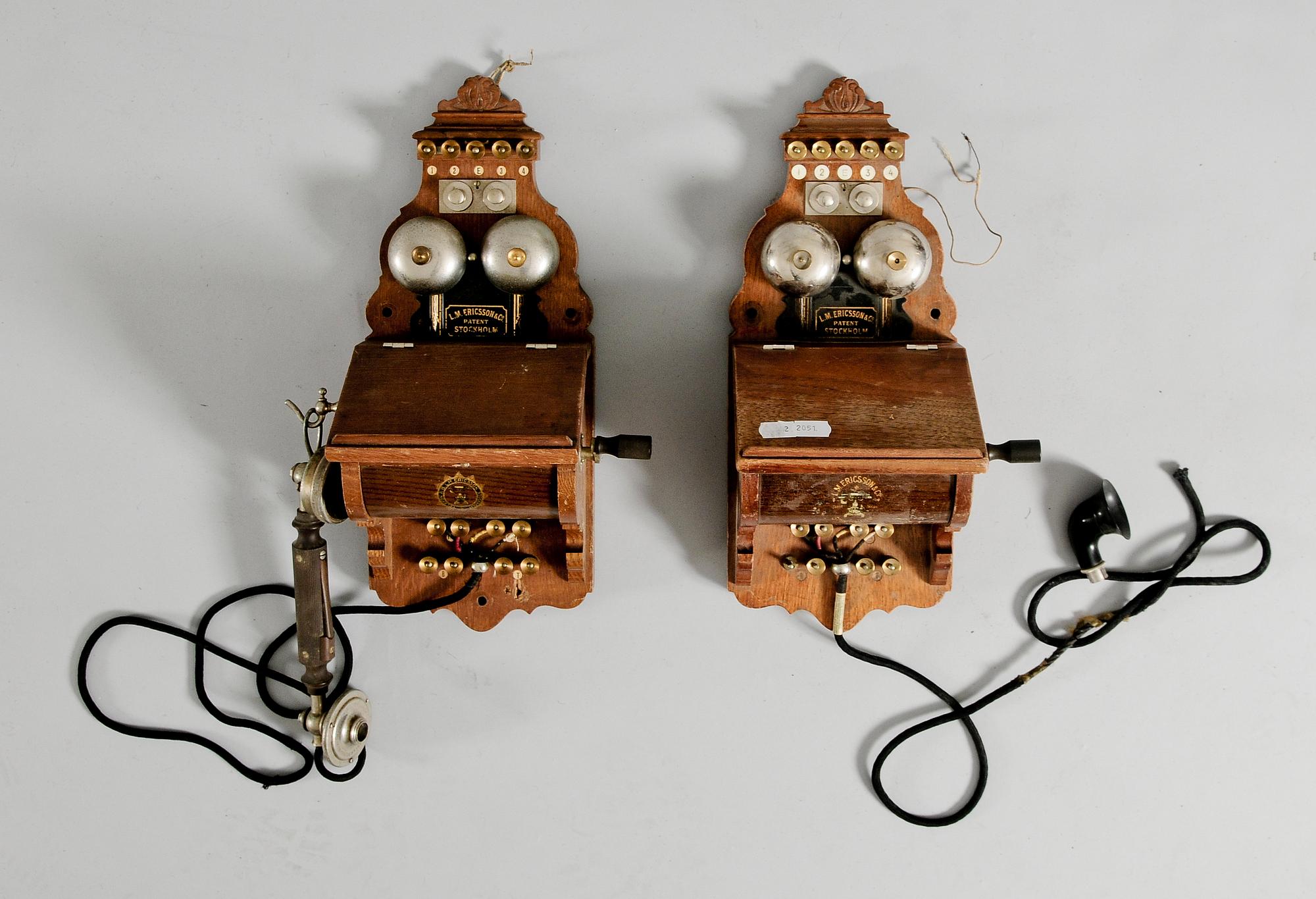 VÄGGTELEFONER, 2 st, L M Ericsson, Stockholm, tidigt 1900-tal.