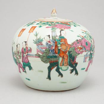 A Chinese porcelain urn with cover, 20th century.