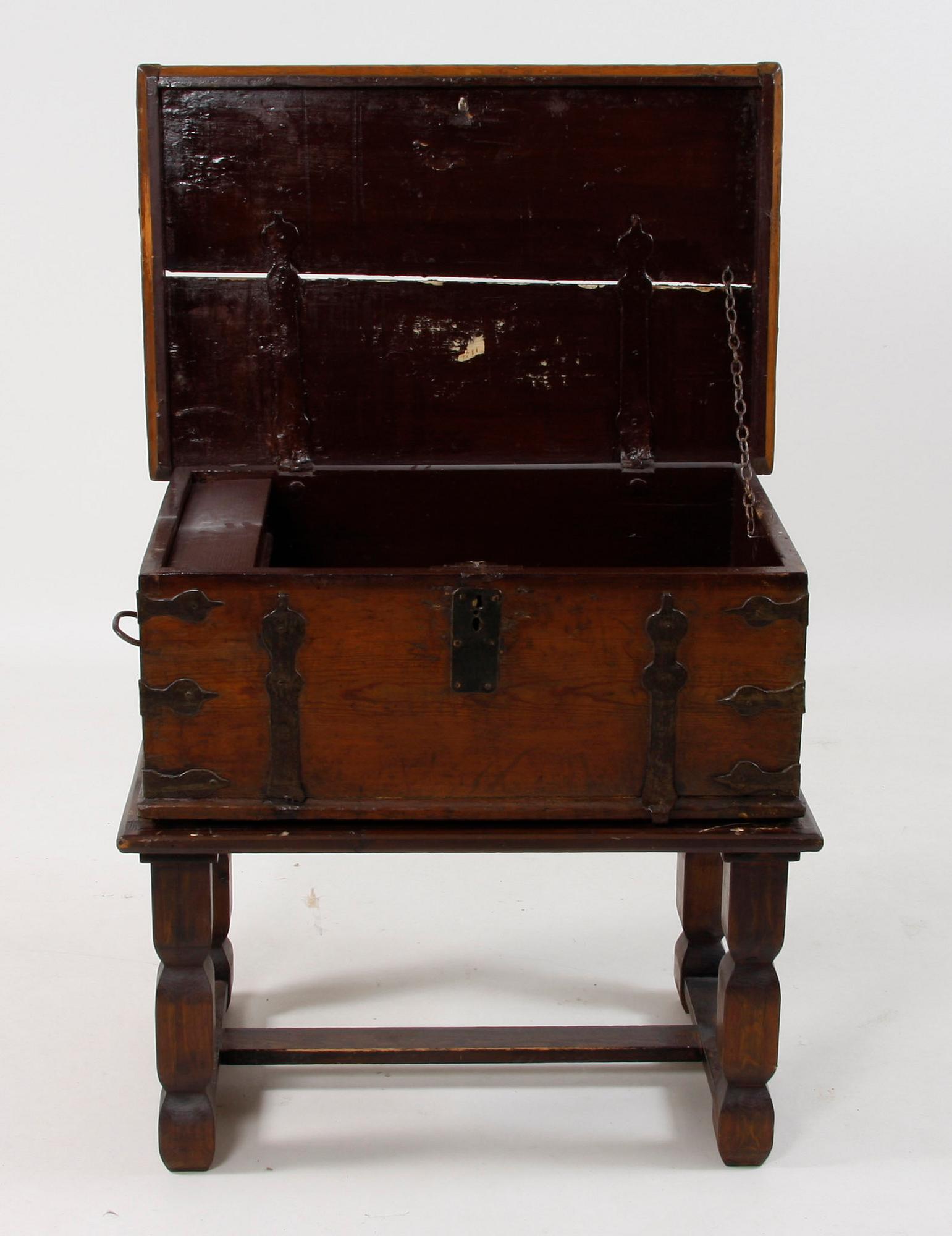 KISTA PÅ BENSTÄLLNING, delvis 1700/1800-tal.