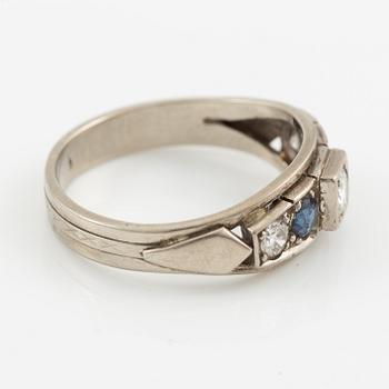 Ring 18K vitguld med safirer och briljantslipade diamanter.