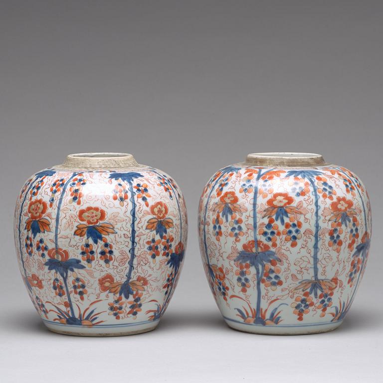 BOJANER, ett par, porslin. Qingdynastin, 1700-tal.