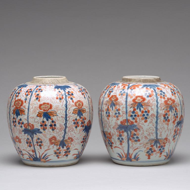 A pair of imari jars, Qing dynasty, 18th Century.