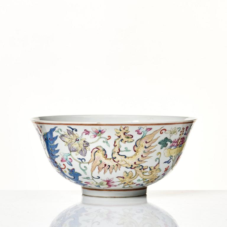 A phoenix bowl, late Qing dynasty with Guangxus six character mark (1875-1908).
