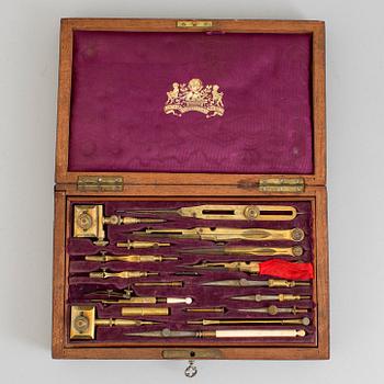 An early 20th century case with enginer drafting tools by Compas Superieurs brevete.