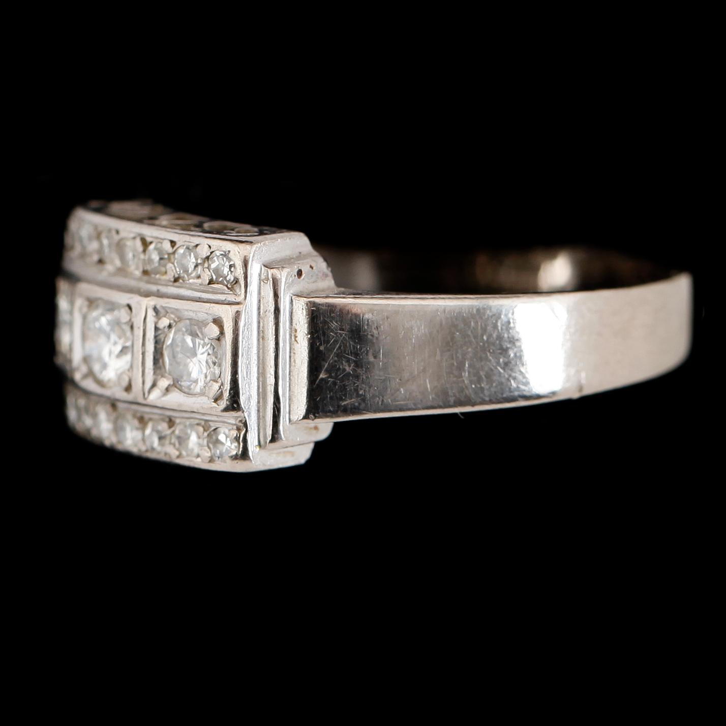 RING, 18K vitguld med diamanter tot ca 0.46 ct, Göteborg 1977.  Vikt ca 5,7 gram.