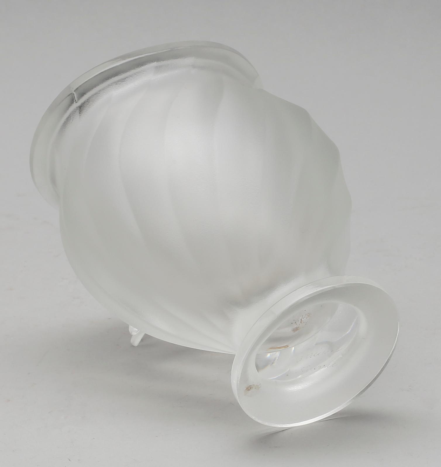 VAS, glas, signerad Lalique, France.