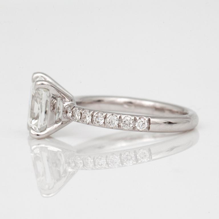 A 3.02ct cushion-cut diamond ring. Quality H/VVS2 according to HRD certificate. Pavé-set diamonds 0.72ct in total.