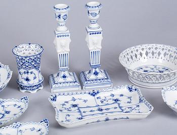 MATSERVIS, c:a 83 delar, porslin, "Musselmalet", Royal Copenhagen.