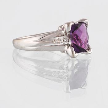 RING, 14K guld med checkerslipad ametist samt 6 briljantslipade diamanter. Vikt 4,9 gram.