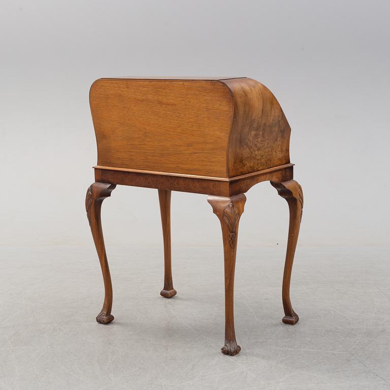 SECRETAIRE, Queen Anne-style, England, 20th century.