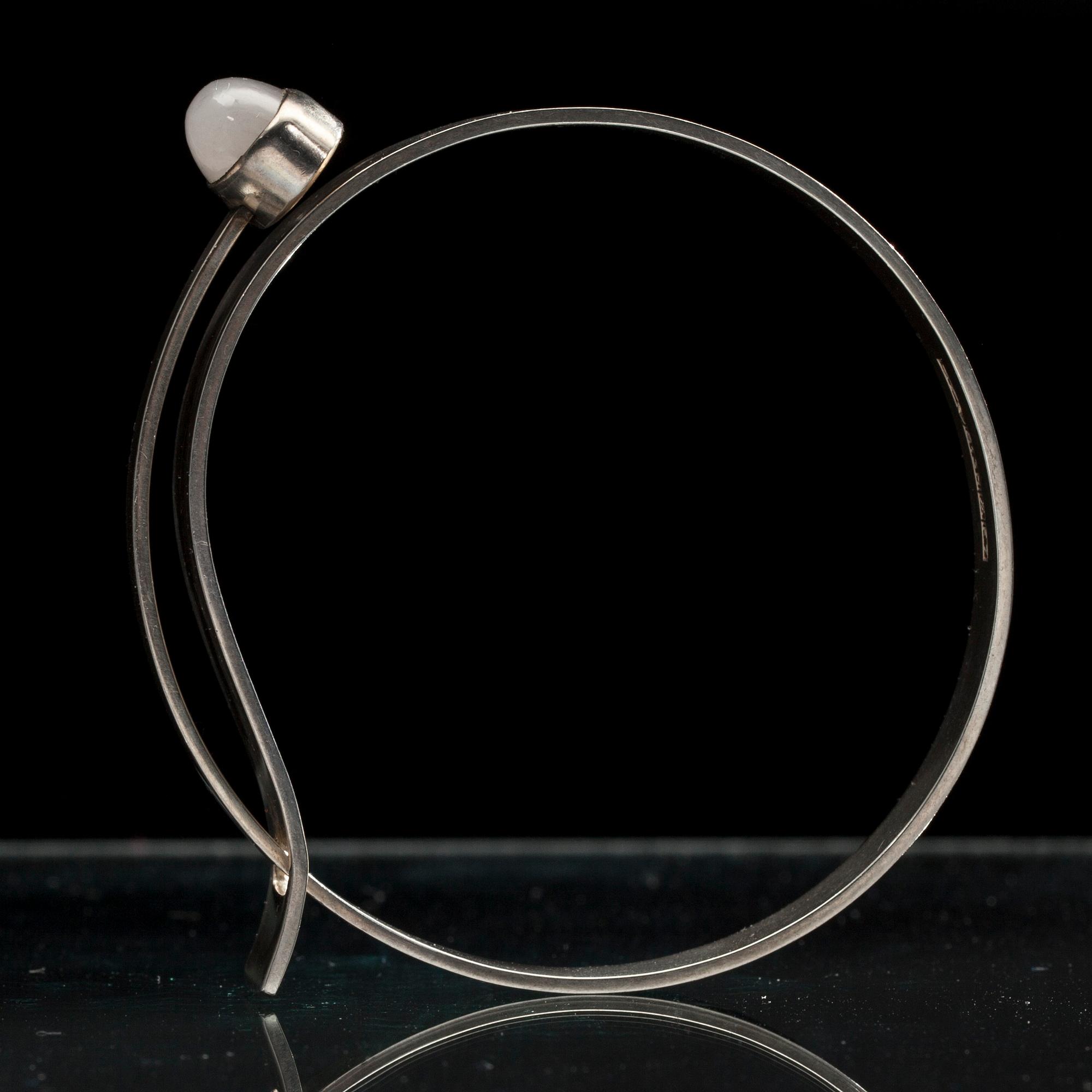 ARMRING, silver, cabochonslipad snökvarts, Elis Kauppi Kupittaan Kulta 1959.