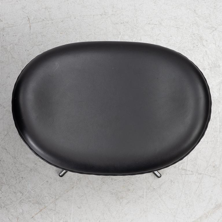Arne Jacobsen, fåtölj med fotpall, "Ägget", Fritz Hansen, Danmark, 2022.