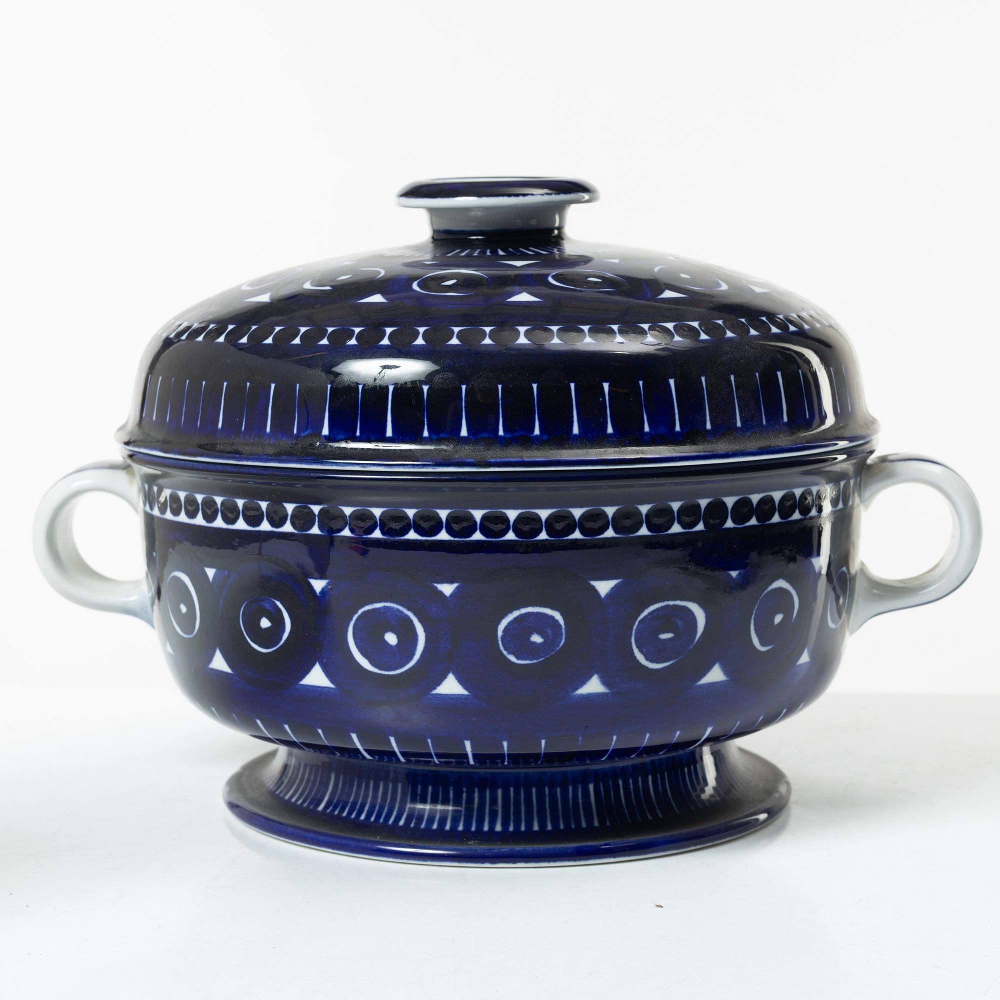 Ulla Procopé, 15 pieces of a 'Valencia' porcelain dining service, Arabia, Finland.