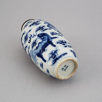 A blue and white porcelain vase, late Qing dynasty, 19th century.