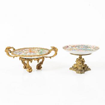 A pair of Chinese Export Canton dishes/tazzas, Qing dynasty, 19th century.
