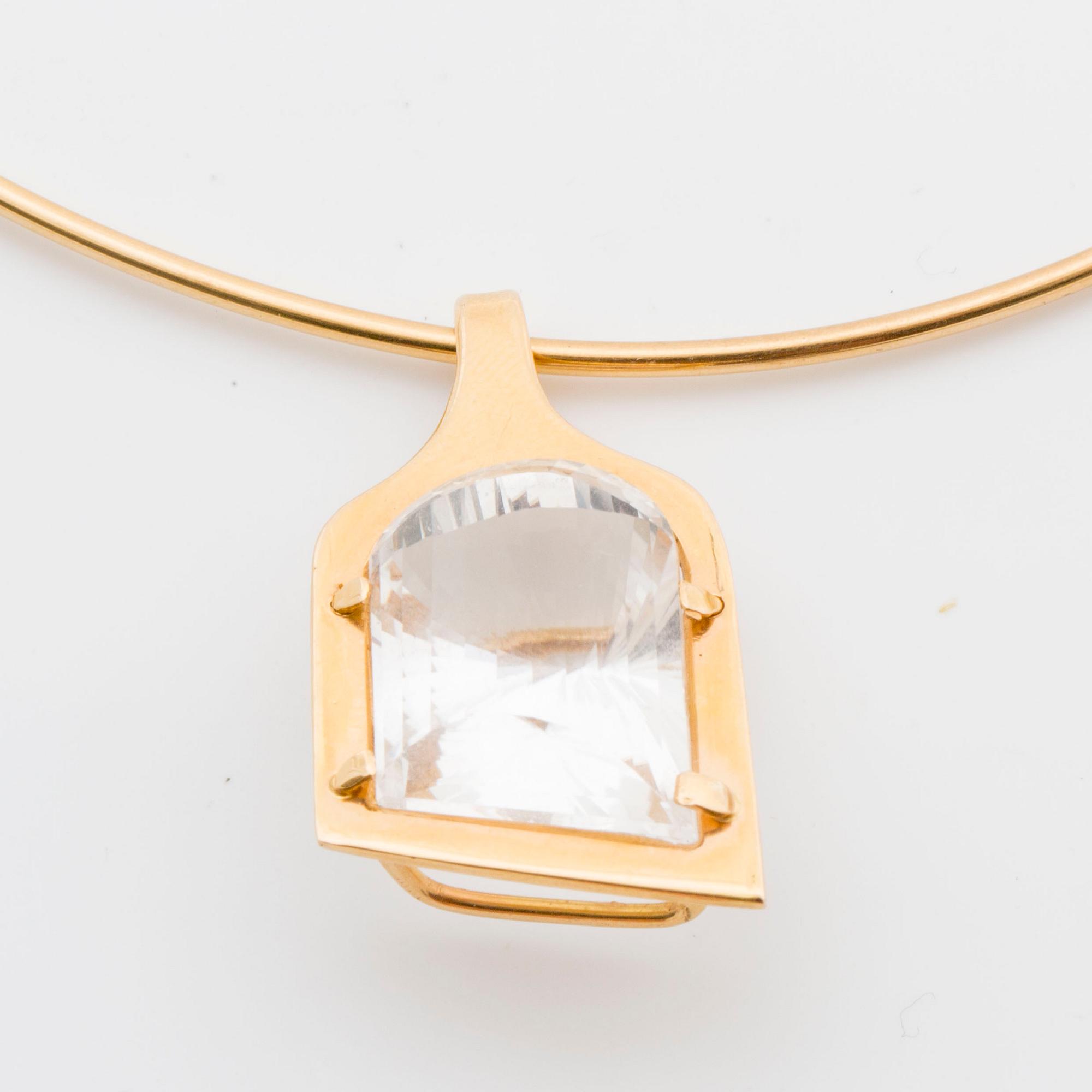 A Elon Arenhill collier with faceted rock crystal.