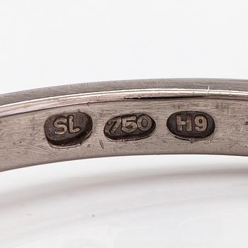 An 18K white gold ring with a princess-cut diamond ca. 0.39 ct. Finland 2009.