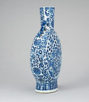 A blue and white pilgrim bottle, late Qing dynasty (1644-1914).