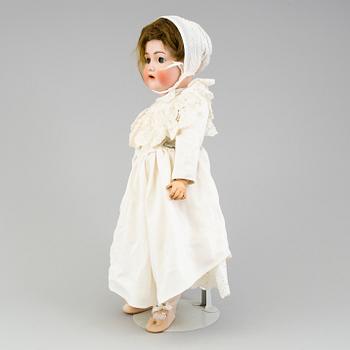 A KÄMMER & REINHARDT/SIMON & HALBIG porcelain doll ca 1916.