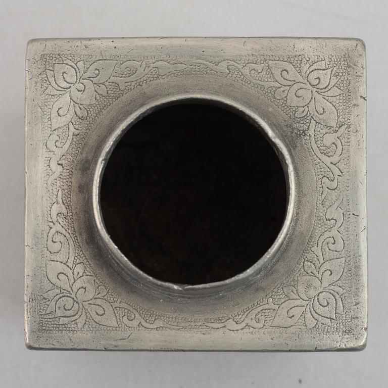 A Chinese pewter tea caddy, Qing dynasty, 19th century.