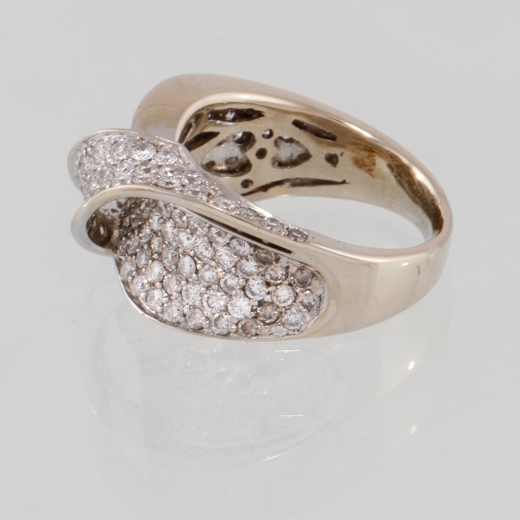 RING, 18k guld och vitguld med briljantslipade diamanter, totalt 2.00 ct. Vikt 9 g.
