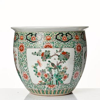 A famille verte basin, late Qing dynasty, circa 1900.