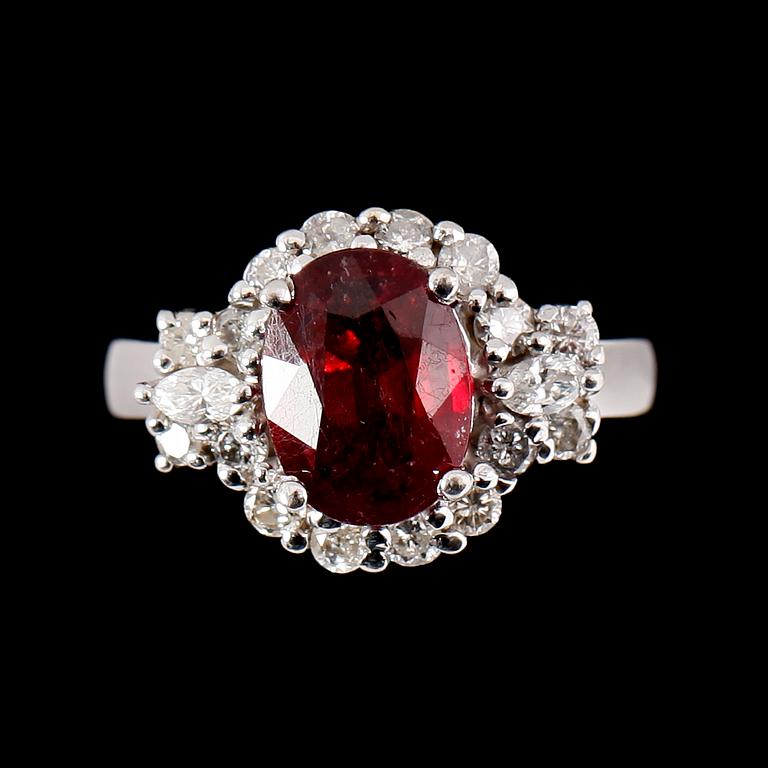 RING, 14 k vitguld, rubin ca 2.50-3.00 ct, navett- och briljantslipade diamanter.