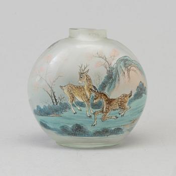 A large Chinese glass snuff bottle, circa 1900.